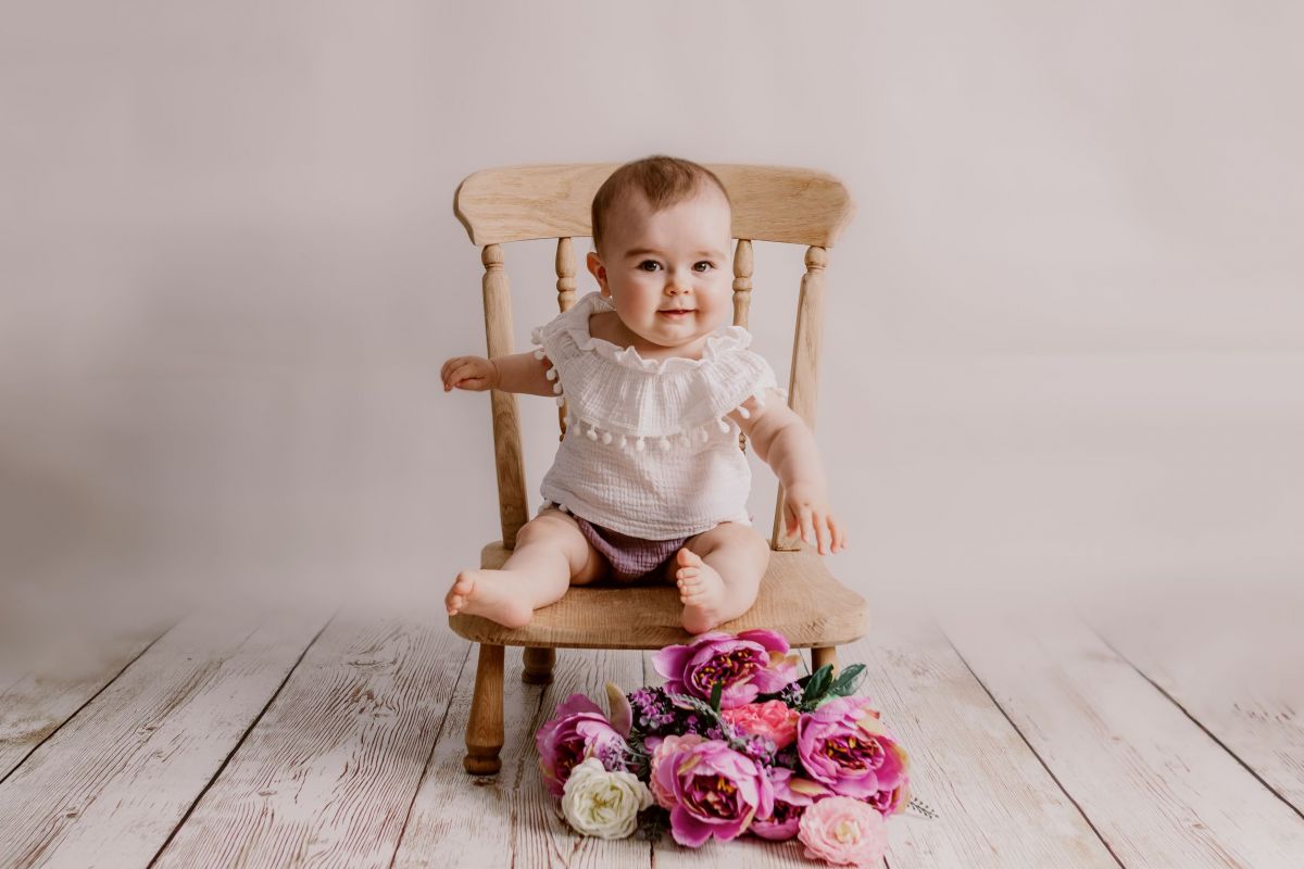 Chloé - séance bébé assis à la maison